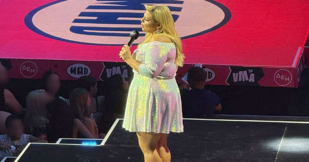 MAD VMA 2025: Η Δανάη Μπάρκα εντυπωσιάζει με εκθαμβωτικό λευκό σύνολο – Βραβεύει την πιο ανατρεπτική συνεργασία της χρονιάς!