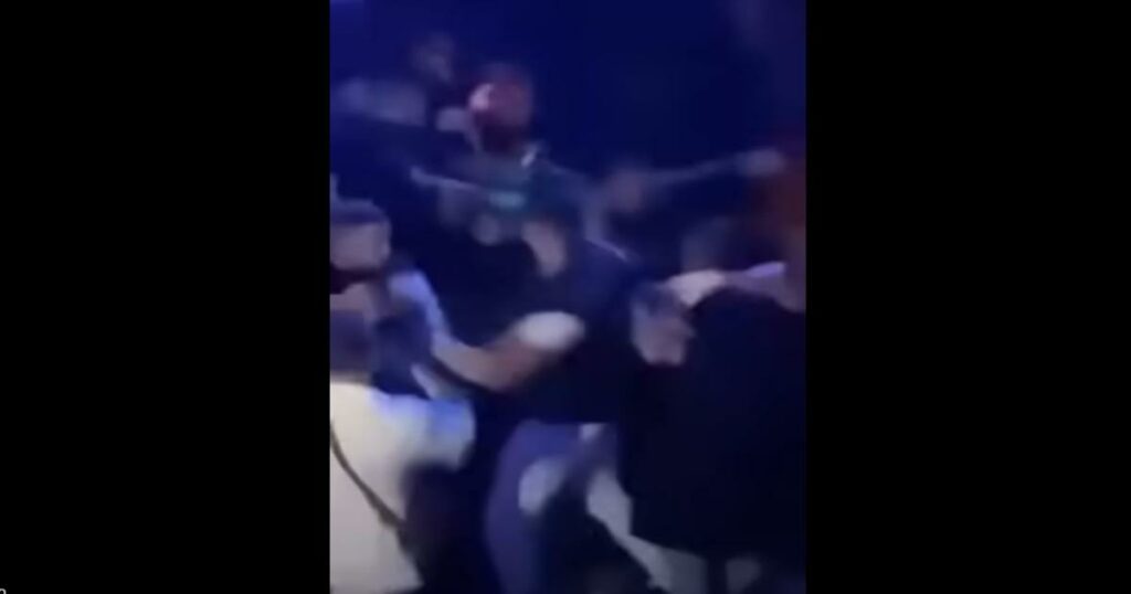 Σκάνδαλο στη Μύκονο: Διάσημος διεθνής ποδοσφαιριστής εμπλέκεται σε ξυλοδαρμό σε δημοφιλές club (βίντεο).