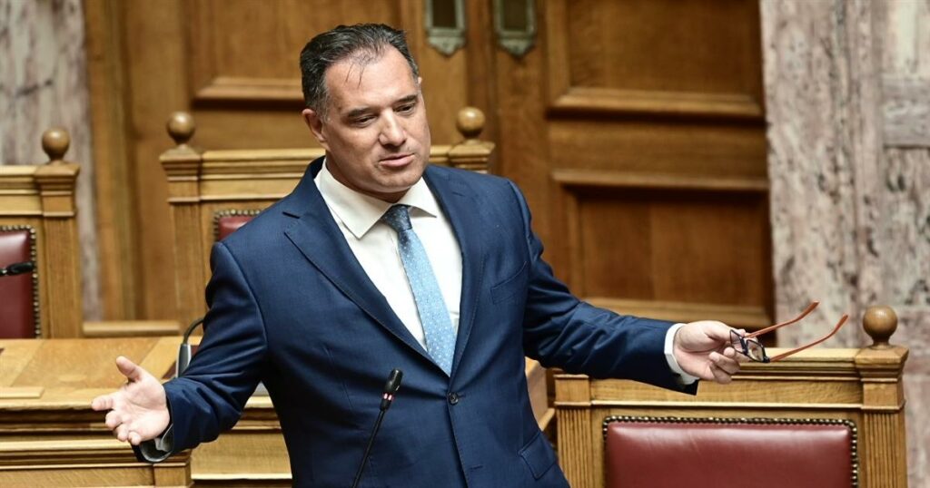 Ο Γεωργιάδης υπερασπίζει τον νοσηλευτή καθώς η 62χρονη μάχεται για τη ζωή της μετά από ιατρικό λάθος.