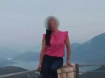 Αμφιλοχία: Συγκλονιστική ατμόσφαιρα στην κηδεία της 51χρονης μητέρας, θύμα δολοφονίας από τον κουμπάρο της.