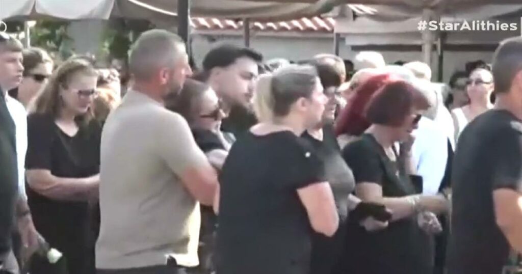 Δραματικές στιγμές στην Άρτα: Η μητέρα του 14χρονου Σπύρου καταρρέει – Συγκινητική παρουσία των συμμαθητών με λευκά ρούχα και τριαντάφυλλο στο χέρι.