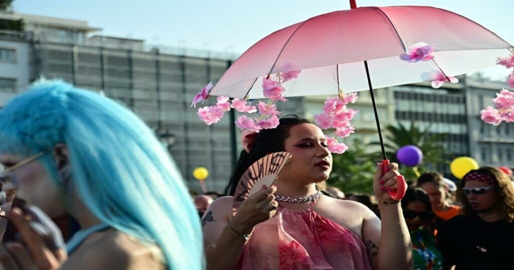 20 Χρόνια Athens Pride: Χιλιάδες γιορτάζουν με πολύχρωμο πάθος στο κέντρο της Αθήνας!