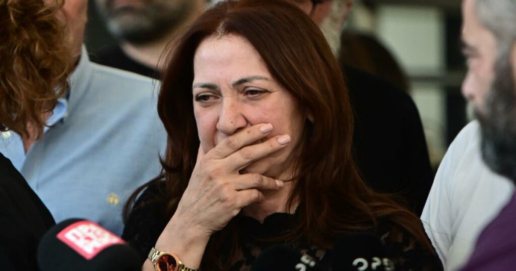 Συγκλονιστικές στιγμές στη δίκη για το Μάτι: Ρυθμικά συνθήματα υπέρ Λιότσιου καθώς περνούσαν χειροπέδες στον Ματθαιόπουλο.