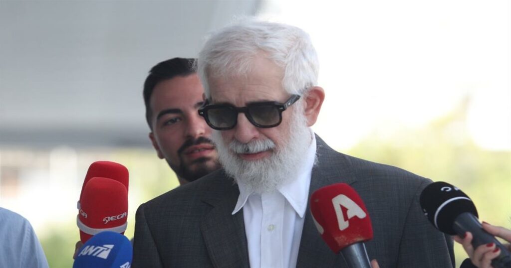Πέτρος Φιλιππίδης: «Επιθυμώ να αποχωρήσω – Η αλήθεια πίσω από τις στιγμές με την καταγγέλλουσα στον καναπέ και το πάτωμα».