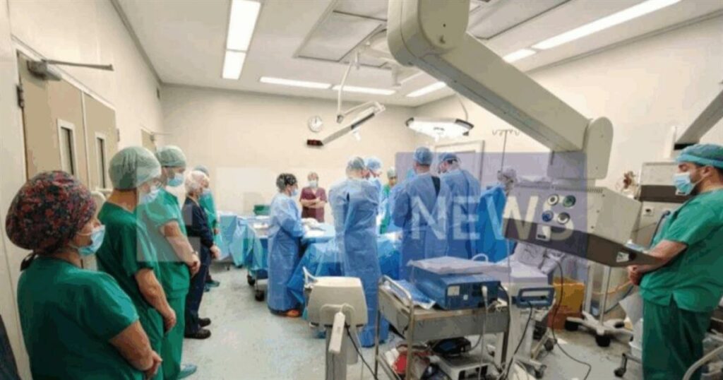 Συγκλονιστική στιγμή στον Άραχθο: Οι γιατροί αποτίουν φόρο τιμής στον 14χρονο Σπύρο πριν από τη γενναία δωρεά των οργάνων του.