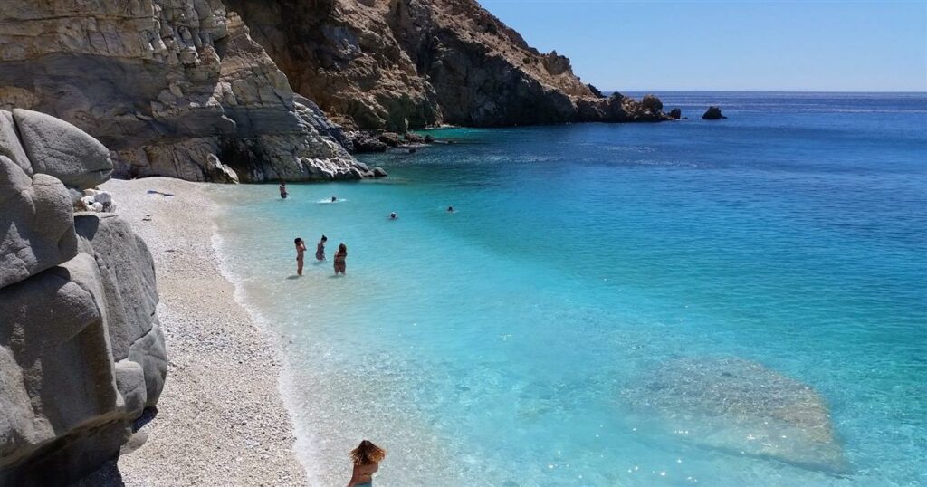 Ανακαλύψτε το ελληνικό νησί όπου οι αξέχαστες διακοπές δεν κοστίζουν ακριβά: Ένας από τους 7 πιο οικονομικούς προορισμούς στον κόσμο!