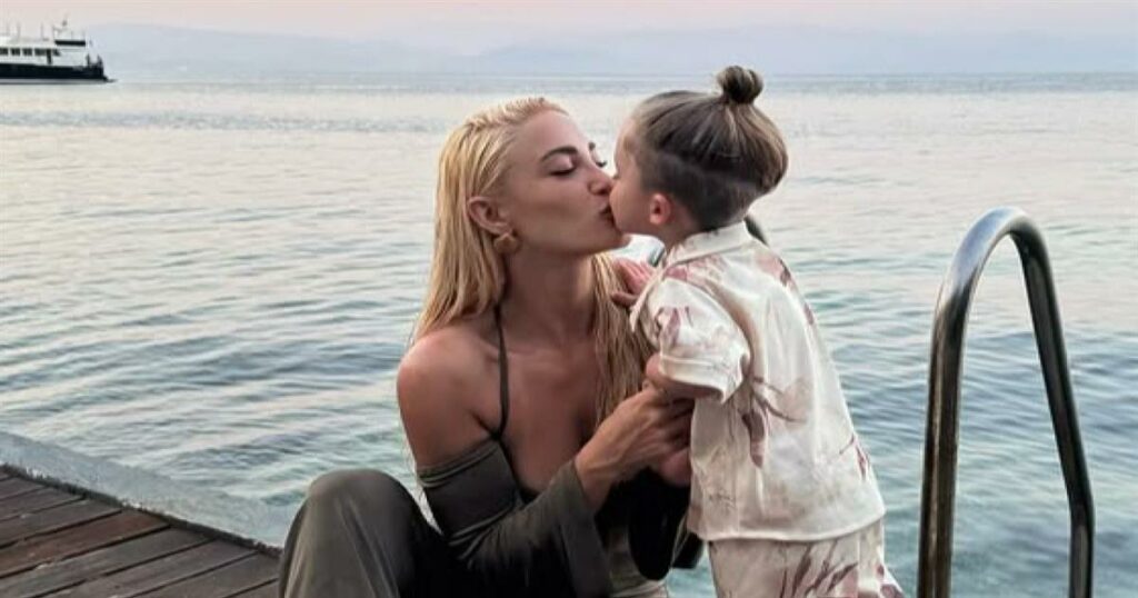 Ιωάννα Τούνη: Οικογενειακές Διακοπές με τον Μικρό Πάρη και Αγαπημένους Φίλους – Μια Ξεχωριστή Καλοκαιρινή Εμπειρία!