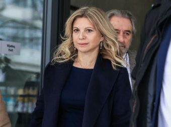 Μαρία Καρυστιανού: Κατάθεση για τη μυστηριώδη συνάντηση στο καφέ με τον «αγγελιαφόρο» και το τρίτο πρόσωπο.