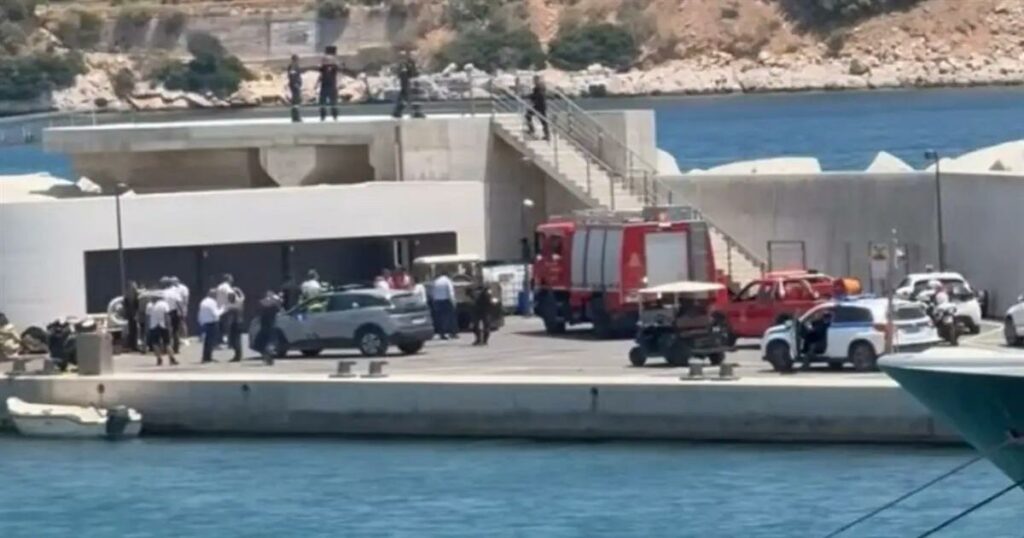 Δραματικό περιστατικό στη Βουλιαγμένη: Ελικόπτερο πέφτει στη θάλασσα – Σοκαριστικό βίντεο ντοκουμέντο.
