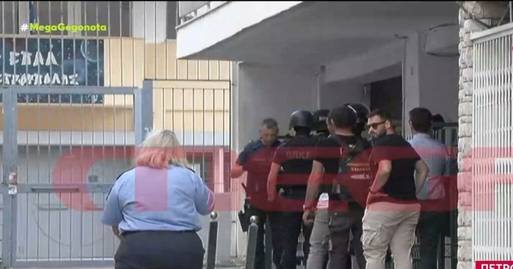 Συναγερμός στην Πετρούπολη: Επιχείρηση-θρίλερ της Αστυνομίας για τη σύλληψη εξαφανισμένου ψευτόμαγκα με πολιορκητικό κριό!