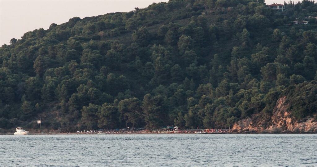 Σοκ στη Σκιάθο: Τουρίστρια καταρρέει στη θάλασσα ανήμερα των γενεθλίων της.