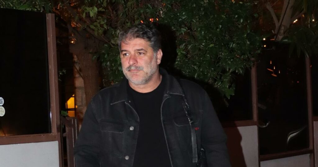 Ο Βασίλης Μπισμπίκης προκαλεί με στυλ: Η τολμηρή φωτογράφιση με κόκκινες γόβες και διχτυωτό καλσόν – «Είδωλο!»