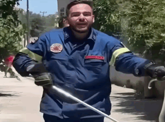 Ηρωικός πυροσβέστης στη Λέσβο αιχμαλωτίζει φίδι με σκούπα και αναζητά «τσβαλ» για ασφάλεια!