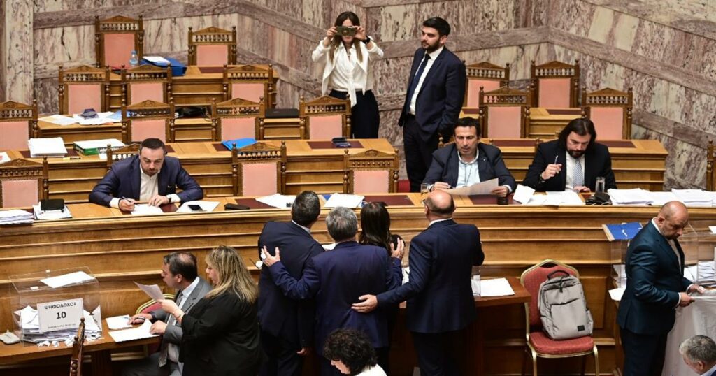 Βουλή: Μικρόφωνα ξέχασαν ανοιχτά και οι συνομιλίες έγιναν δημόσιο θέαμα – «Σήμερα σε ρόλο μανεκέν!»