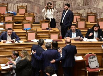 Βουλή: Μικρόφωνα ξέχασαν ανοιχτά και οι συνομιλίες έγιναν δημόσιο θέαμα – «Σήμερα σε ρόλο μανεκέν!»