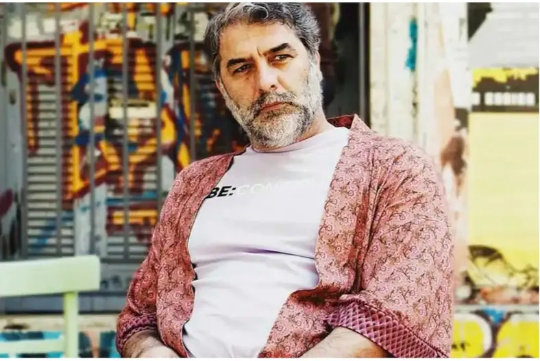 Σάλος με τον Βασίλη Μπισμπίκη: Φωτογραφήθηκε με εκκεντρικές κόκκινες γόβες και διχτυωτές κάλτσες!