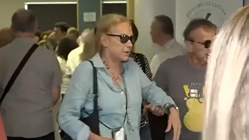 Γιώργος Νταλάρας: Η στιγμή που η σύζυγός του τον απομακρύνει από τις κάμερες για να αποφύγει δηλώσεις!