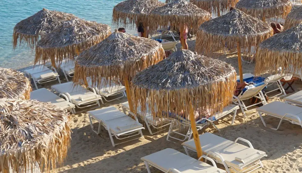 Απολαύστε παραλία στη Χαλκιδική: VIP εμπειρία με ξαπλώστρα «πρώτη σειρά» και ελάχιστη κατανάλωση 120 ευρώ ανά άτομο!