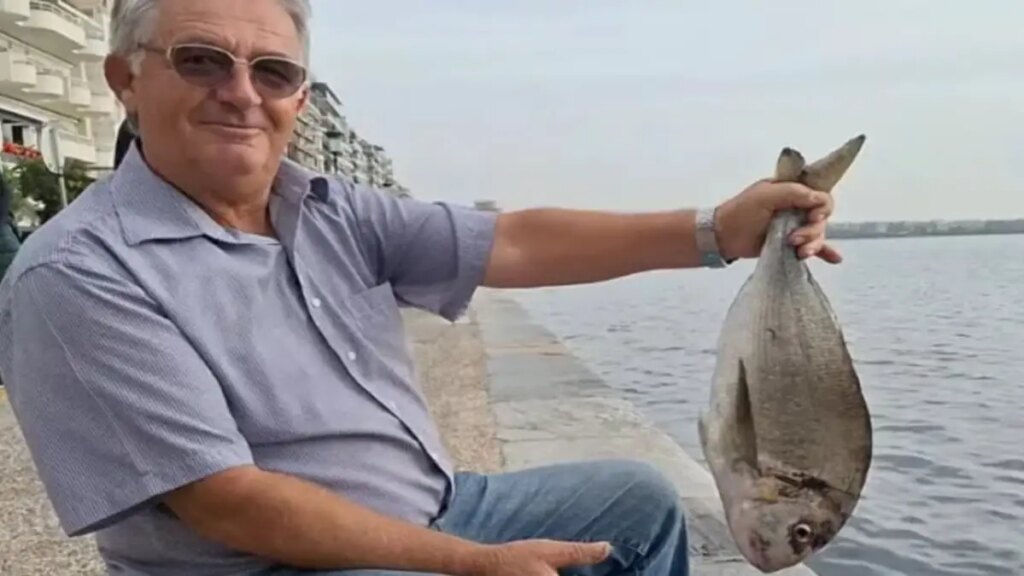 Ψαράς πιάνει τσιπούρα-λουκούμι στον Θερμαϊκό και ετοιμάζεται για γαστρονομική απόλαυση (video)