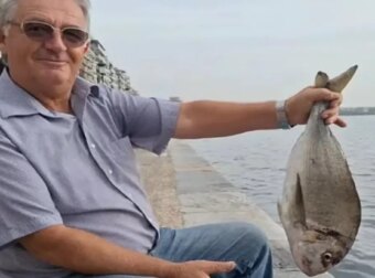 Ψαράς πιάνει τσιπούρα-λουκούμι στον Θερμαϊκό και ετοιμάζεται για γαστρονομική απόλαυση (video)
