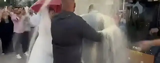 Ρύζι με το… τσουβάλι: Νεόνυμφοι «πνίγηκαν» με 550 κιλά σε απρόσμενη έκπληξη γάμου!
