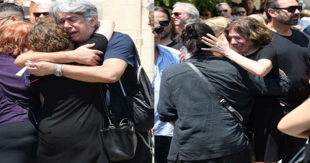 Συγκλονιστικές στιγμές στην κηδεία του Γεράσιμου Μιχελή: Συνάδελφοι κατέρρευσαν από τη θλίψη, κλαίγοντας ο ένας στην αγκαλιά του άλλου.