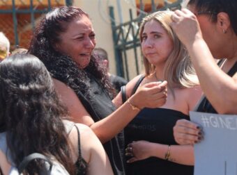 Απειλές και πανικός: Η μητέρα της Κυριακής Γρίβα περιγράφει την εφιαλτική εμπειρία με τον δράστη.