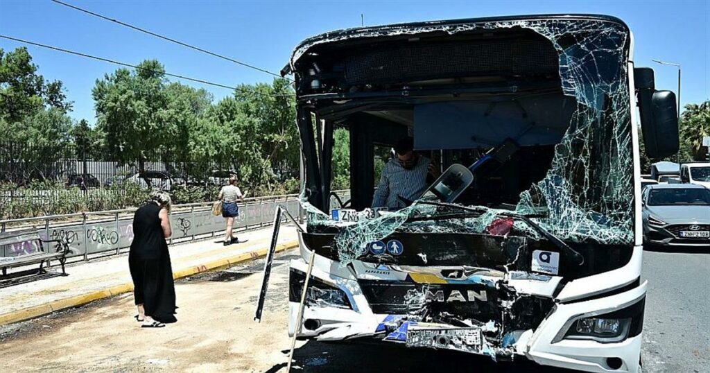 Συγκλονιστικές εικόνες από το τροχαίο ατύχημα με διπλή σύγκρουση λεωφορείων στη Βούλα – 32 τραυματίες στο περιστατικό.