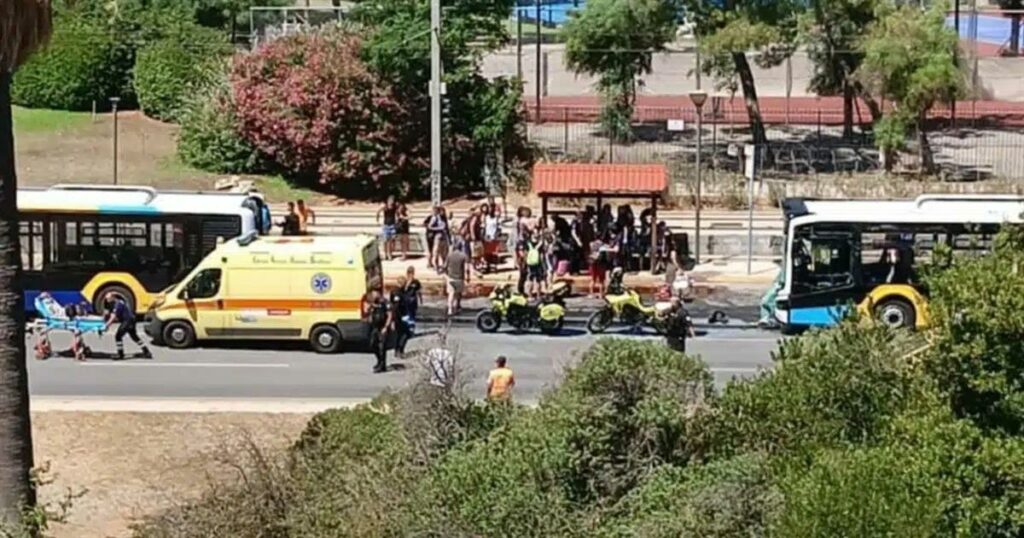 ΣΟΚ ΤΩΡΑ: Σφοδρή Σύγκρουση Λεωφορείων στην Αττική – Πληροφορίες για Πολλούς Τραυματίες
