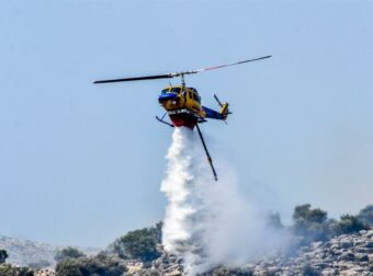 Έκτακτη Είδηση: Φωτιά στα Κύθηρα – Εκκενώνεται η παραλία Μελιδόνι μετά από ειδοποίηση 112!