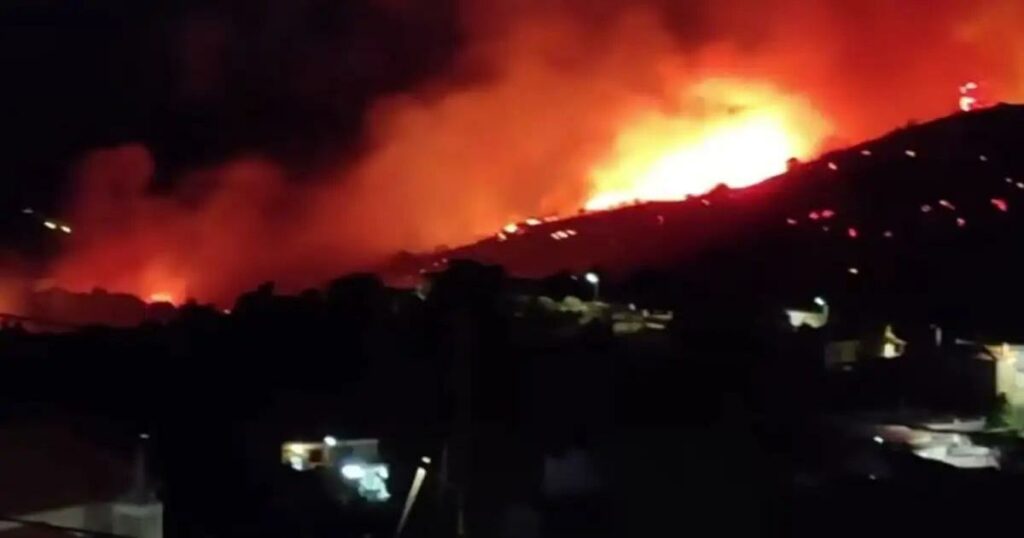 Φλόγες στη Νότια Εύβοια: Εκκένωση οικισμών καθώς το μέτωπο στα Μεσοχώρια παραμένει ανεξέλεγκτο.