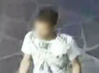 Αναστάτωση στη Φολέγανδρο: Εισβολέας σε κομμωτήριο έπαιξε πορνό και ξύρισε το κεφάλι του ενώ αυνανιζόταν.