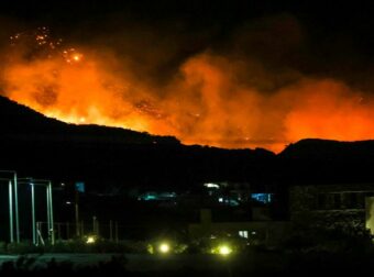 Φωτιά εκτός ελέγχου στην Ιεράπετρα: Συνεχή μηνύματα από το 112 προκαλούν ανησυχία.