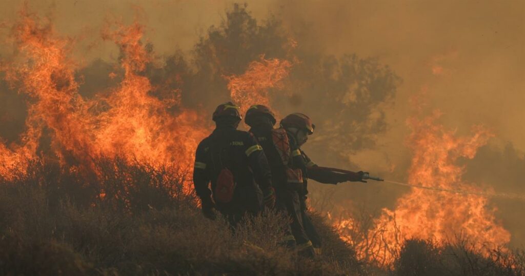 Φωτιά εκτός ελέγχου στην Ιεράπετρα: Καταστροφές σε σπίτια και ζώα, ισχυροί άνεμοι έως 11 μποφόρ.