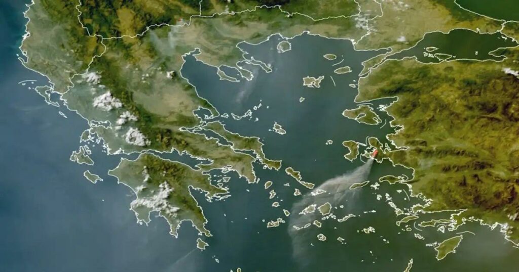 Θεαματική μάχη με τις φλόγες: Ο ουρανός καλυμμένος από καπνό – Συγκλονιστικές δορυφορικές εικόνες καταγράφουν την καταστροφή.