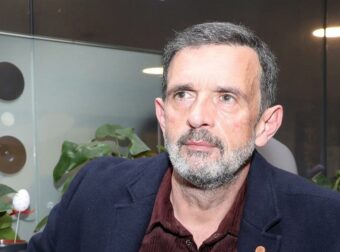 Κακούρης: Η πάλη με την κατάθλιψη και η διακριτικότητα για τη σύζυγό του Αλίκη – «Η επιθυμία της είναι να μην μιλάω για εκείνη»