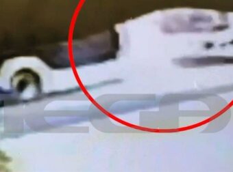 Συγκλονιστικό βίντεο: Σύγκρουση δύο λεωφορείων στη Βούλα – Πιθανή αδιαθεσία οδηγού το αίτιο.