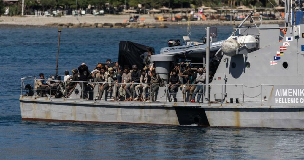 Ραγδαία αύξηση ροών: Εκατοντάδες μετανάστες στις καυτές θερμοκρασίες της Κρήτης και της Γαύδου