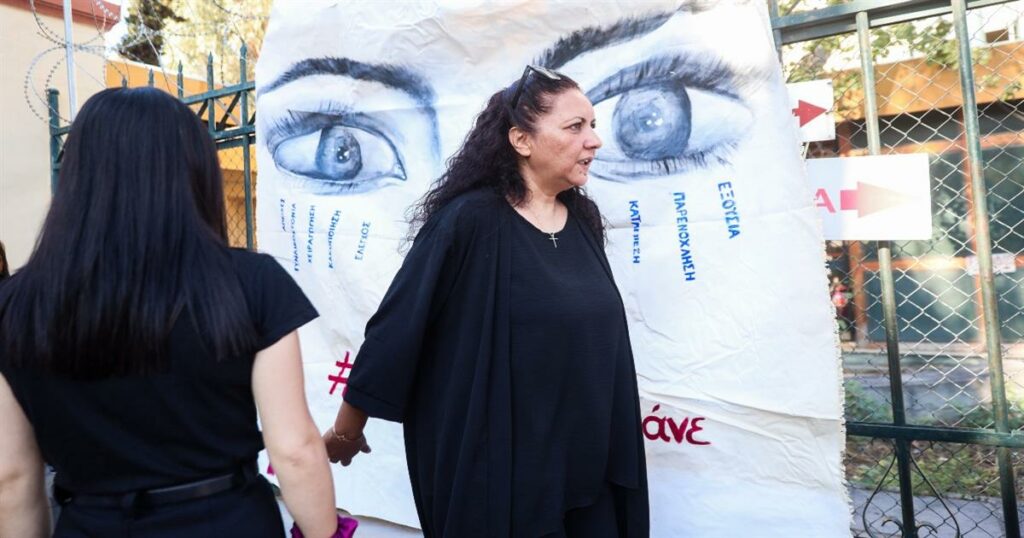 Χαμός στη δίκη της Κυριακής Γρίβα: Συνήγορος δράστη εκσφενδόνισε μπουκάλι νερού κατά του δικηγόρου της οικογένειας!