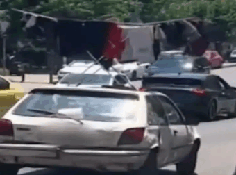 Παγκράτι: Η viral φωτογραφία με την αυτοσχέδια απλώστρα σε αυτοκίνητο – Η συγκινητική ιστορία πίσω από την εικόνα.