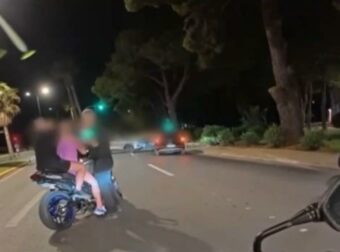 Νεαρός παραβάτης αντιμετωπίζει αυστηρές συνέπειες: Πρόστιμο 3.250 ευρώ και αφαίρεση διπλώματος για παράτολμη διαφυγή σε μπλόκο στη Βουλιαγμένης.