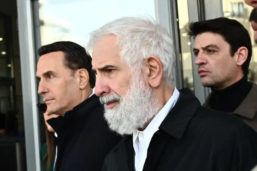 Σοκαριστικές στιγμές για τον Πέτρο Φιλιππίδη: Το σπίτι του στην Πατησίων παραδόθηκε στις φλόγες ενώ βρισκόταν μέσα!