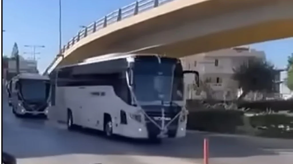 Ηράκλειο: Η νύφη που έφτασε στην εκκλησία με εντυπωσιακή συνοδεία λεωφορείων!