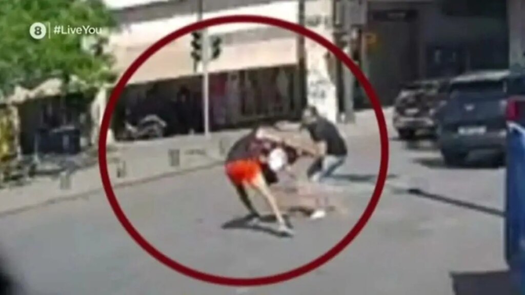 Τουρίστας ρωτά οδηγό ταξί για την ασφάλεια της Ομόνοιας και δοκιμάζει την τύχη του σε 10 δευτερόλεπτα!
