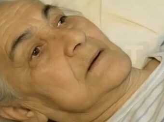 Μια Πράξη Αγάπης: Ο Δρόμος του Γιου που Στηρίζει τη Μητέρα του σε Ένα Γηροκομείο