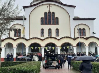 Συγκλονισμένη η Ελλάδα: Σήμερα το τελευταίο αντίο στα θύματα της φωτιάς στη «Βιολάντα», σύσσωμο το χωριό αποχαιρετά τη Σταυρούλα.