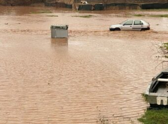 Καταστροφικές Πλημμύρες σε Γνωστή Ελληνική Πόλη: Κλειστά Σχολεία, Διάσωση Μαθητών και Κατεστραμμένη Σιδηροδρομική Γραμμή για την Αποτροπή Βύθισης Οικισμού