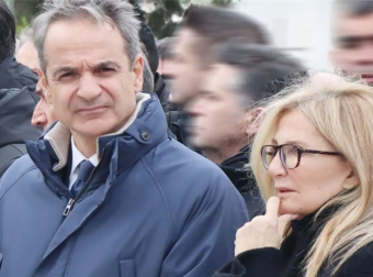Η Μαρέβα έκλεψε την παράσταση: Εμφάνιση με μοντέρνα γαλότσα σε κηδεία που προκάλεσε συζητήσεις.
