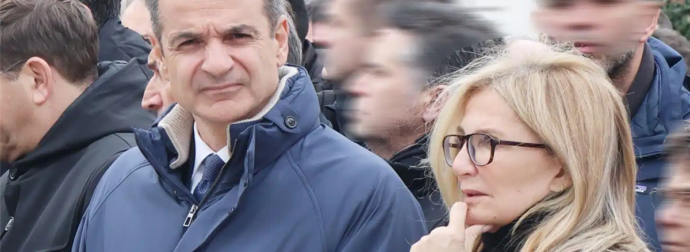 Η Μαρέβα έκλεψε την παράσταση: Εμφάνιση με μοντέρνα γαλότσα σε κηδεία που προκάλεσε συζητήσεις.