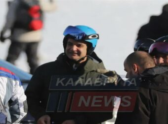 Κυριάκος Μητσοτάκης: Έτοιμος για δράση στα χιονισμένα Καλάβρυτα με τα σκι στον ώμο!